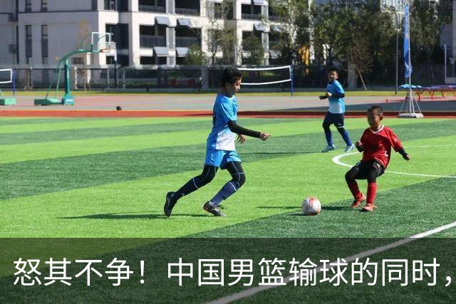 怒其不争！中国男篮输球的同时，日本替补席做出哭鼻子的嘲讽动作